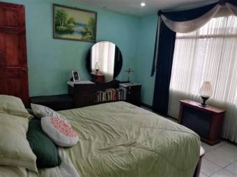 Se vende casa independiente con apartamento y lote grande 20-1877