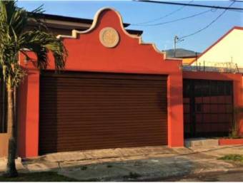 se vende casa espaciosa en el centro de santa ana 20-1527