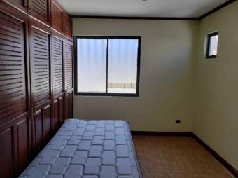 se vende casa espaciosa en el centro de santa ana 20-1527