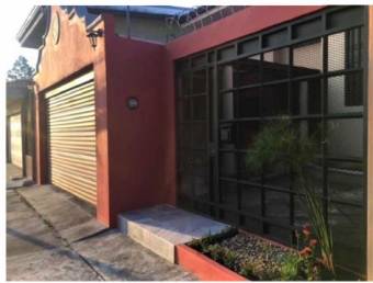 se vende casa espaciosa en el centro de santa ana 20-1527