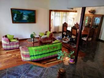 se vende espacioso casa con diseño californiano con mucha area verde en la garita 20-1446