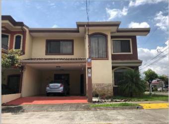 se vende moderna casa esquinera en condominio con zona verde 20-2186