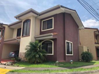 se vende moderna casa esquinera en condominio con zona verde 20-2186