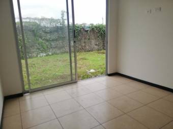 se vende espaciosa casa con amplio patio 20-1425