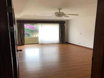 se alquila casa con amplias habitaciones y jardin en escazu centro 21-30