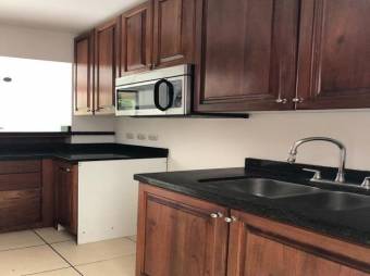 se alquila casa con amplias habitaciones y jardin en escazu centro 21-30