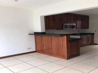 se alquila casa con amplias habitaciones y jardin en escazu centro 21-30