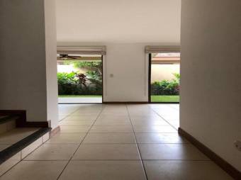 se alquila casa con amplias habitaciones y jardin en escazu centro 21-30