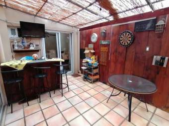 se vende espaciosa casa independiente con 6 parqueos en Santa Ana 20-1637