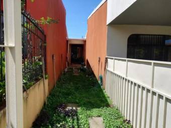 se vende hermosa casa con mucha luz natural y patio en Barva Heredia 20-483