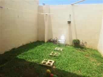 se vende hermosa casa con mucha luz natural y patio en Barva Heredia