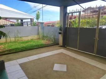 se vende hermosa casa con mucha luz natural y patio en Barva Heredia