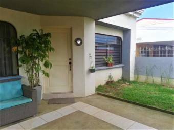 se vende hermosa casa con mucha luz natural y patio en Barva Heredia