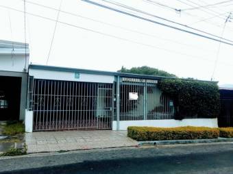 Se vende espaciosa casa con terraza y 4 habitaciones en sabana sur 20-795