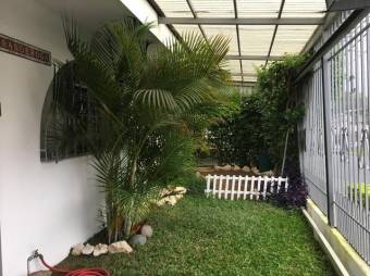 Se vende espaciosa casa con terraza y 4 habitaciones en sabana sur 20-795