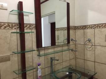 Se vende espaciosa casa con terraza y 4 habitaciones en sabana sur 20-795