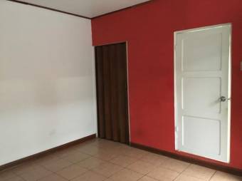 Se vende espaciosa casa con terraza y 4 habitaciones en sabana sur 20-795