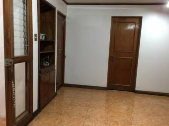 Se vende espaciosa casa con terraza y 4 habitaciones en sabana sur 20-795