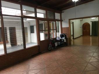 Se vende espaciosa casa con terraza y 4 habitaciones en sabana sur 20-795