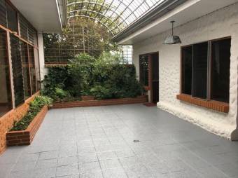 Se vende espaciosa casa con terraza y 4 habitaciones en sabana sur 20-795