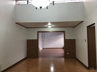 Se vende espaciosa casa con terraza y 4 habitaciones en sabana sur 20-795