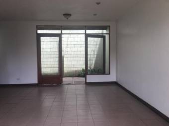 se alquila  espaciosa casa  con linea blanca y jardin en San Rafael de Escazu 20-1437