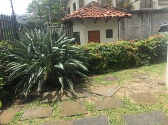 se alquila  espaciosa casa  con linea blanca y jardin en San Rafael de Escazu 20-1437