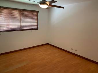 Alquiler de Apartamento en Pozos, Santa Ana. Moderno y Amplio. 20-2114a