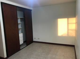 Alquiler de Casa en Santa Ana, tipo townhouse . 20-1431a