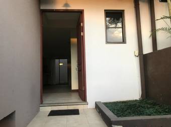 Alquiler de Casa en Santa Ana, tipo townhouse . 20-1431a