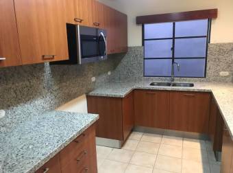 Alquiler de Casa en Santa Ana, tipo townhouse . 20-1431a