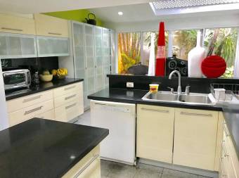 Venta de Casa en Escazú. Excelente ubicación. 20-2036a 