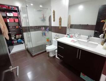 se vende moderno apartamento  en la exclusiva zona de lindora 20-1716