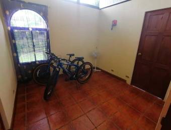 se vende casa con lote de 1000m2 en la guacima 20-1931