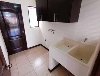 se vende apartamento con 60m2 de patio en san juan de tibas 21-248