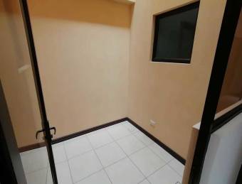 se vende apartamento con 60m2 de patio en san juan de tibas 21-248