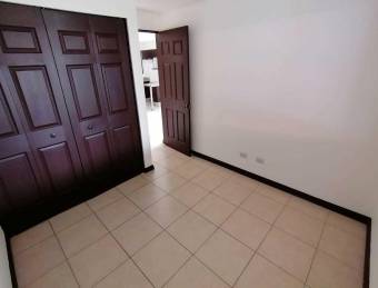 se vende apartamento con 60m2 de patio en san juan de tibas 21-248