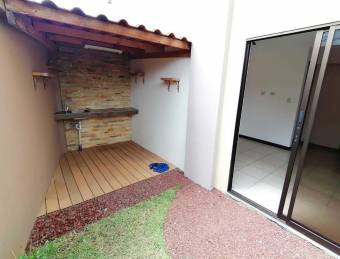 se vende apartamento con 60m2 de patio en san juan de tibas 21-248