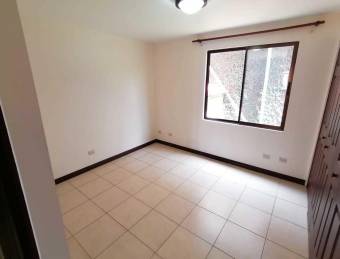 se vende apartamento con 60m2 de patio en sanjuan de tibas 21-248