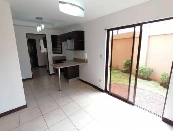 se vende apartamento con 60m2 de patio en san juan de tibas 21-248