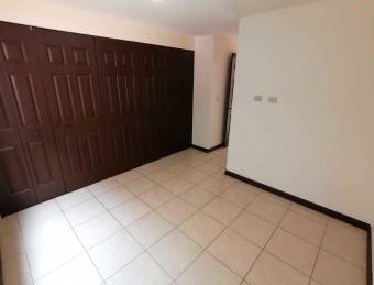 se vende apartamento con 60m2 de patio en sanjuan de tibas 21-248