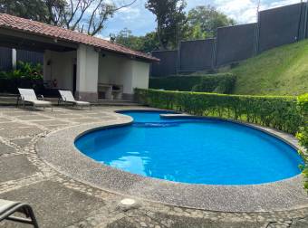 se vende casa en guachipeling de escazu 4000 metros de West College 21-271