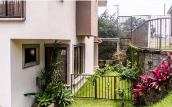 se vende casa en guachipeling de escazu 4000 metros de West College 21-271