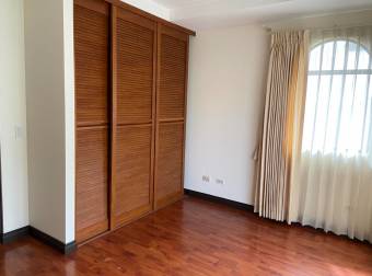 se vende casa en guachipeling de escazu 4000 metros de West College 21-271