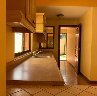 se vende espaciosa casa en san joaquin de flores 20-438