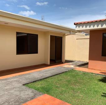 se vende espaciosa casa en san joaquin de flores 20-438