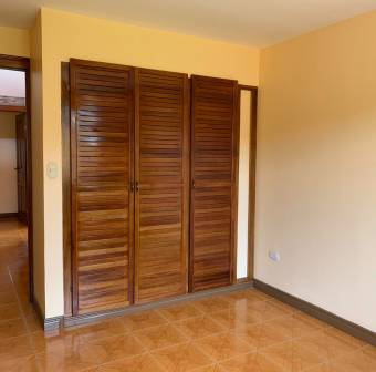 se vende espaciosa casa en san joaquin de flores 20-438