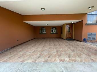 Se vende espaciosa casa  con terraza espaciosa en San Joaquin de Flores 21-174