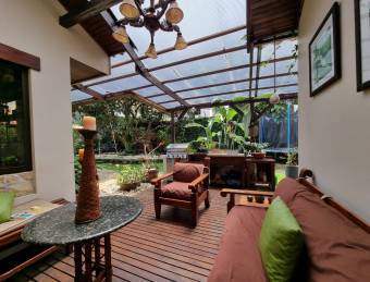 Trejos Montealegre / 1 Floor / Large Garden / Remodeled