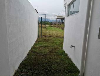 se alquila casa nueva con patio amplio en San Rafel de Alajuela 22-485